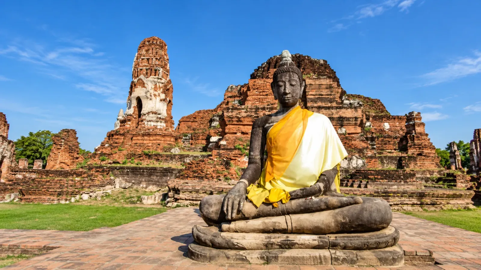 Di tích Wat Mahathat tại cố đô Ayutthaya với nền gạch cổ và các công trình kiến trúc còn lại
