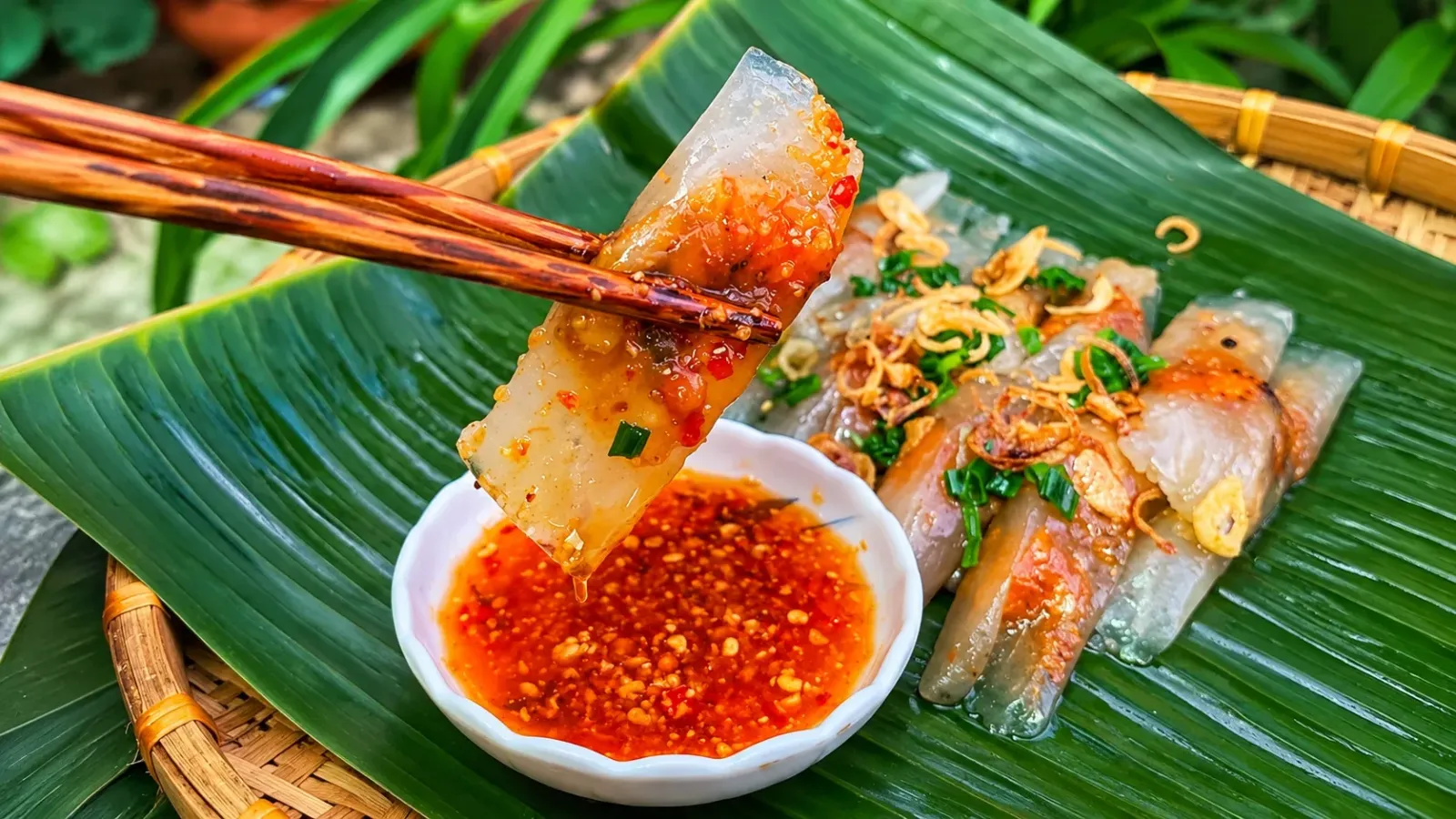 Đĩa bánh bột lọc nhân tôm thịt được trình bày cùng rau và nước chấm