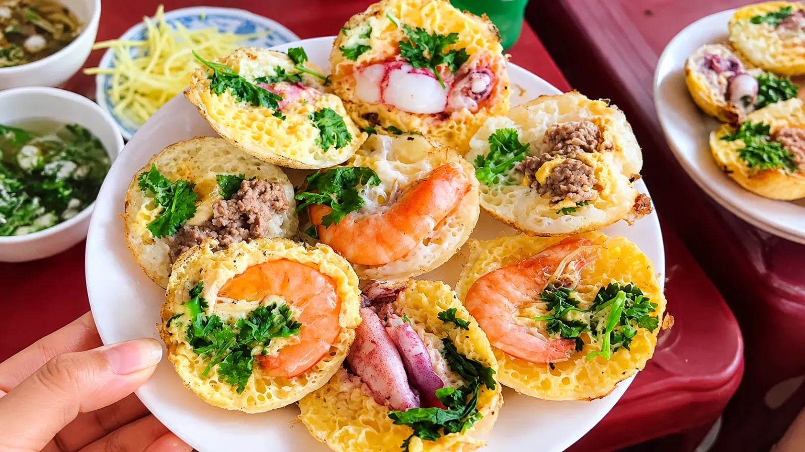 Đĩa bánh căn Nha Trang nhân trứng, tôm và mực dùng cùng nước chấm