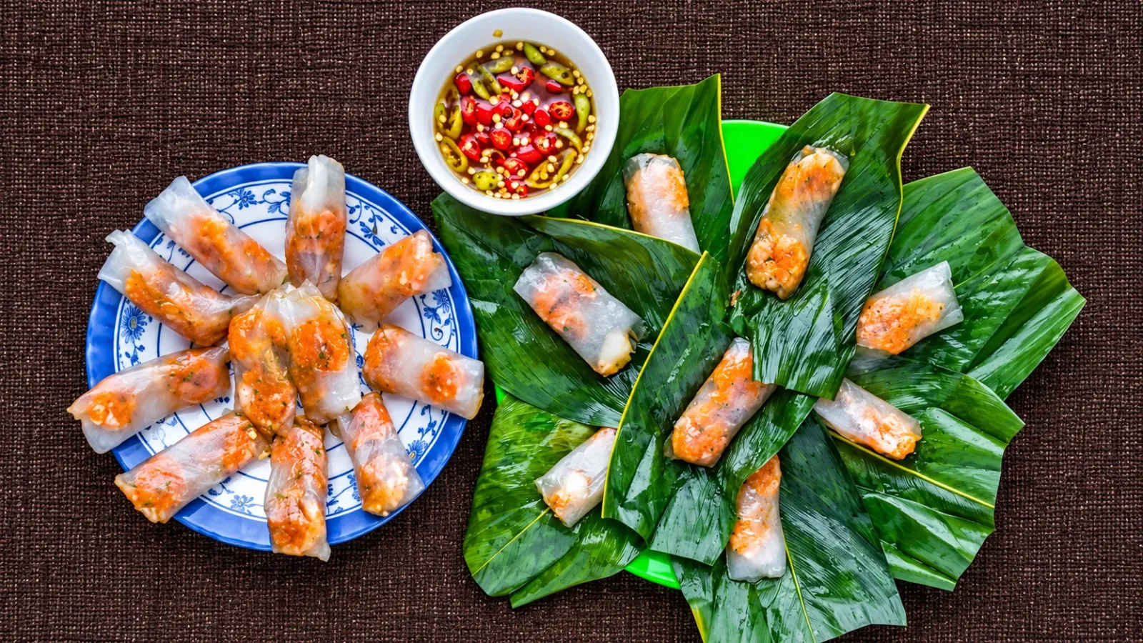 Đĩa bánh lọc nhân tôm thịt dùng kèm nước chấm đặc sản Quảng Bình