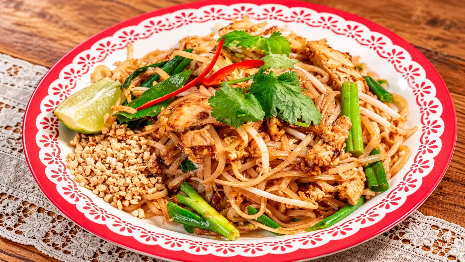 Đĩa Pad Thai với mì gạo xào tôm, trứng, giá đỗ, đậu phộng rang và chanh tươi