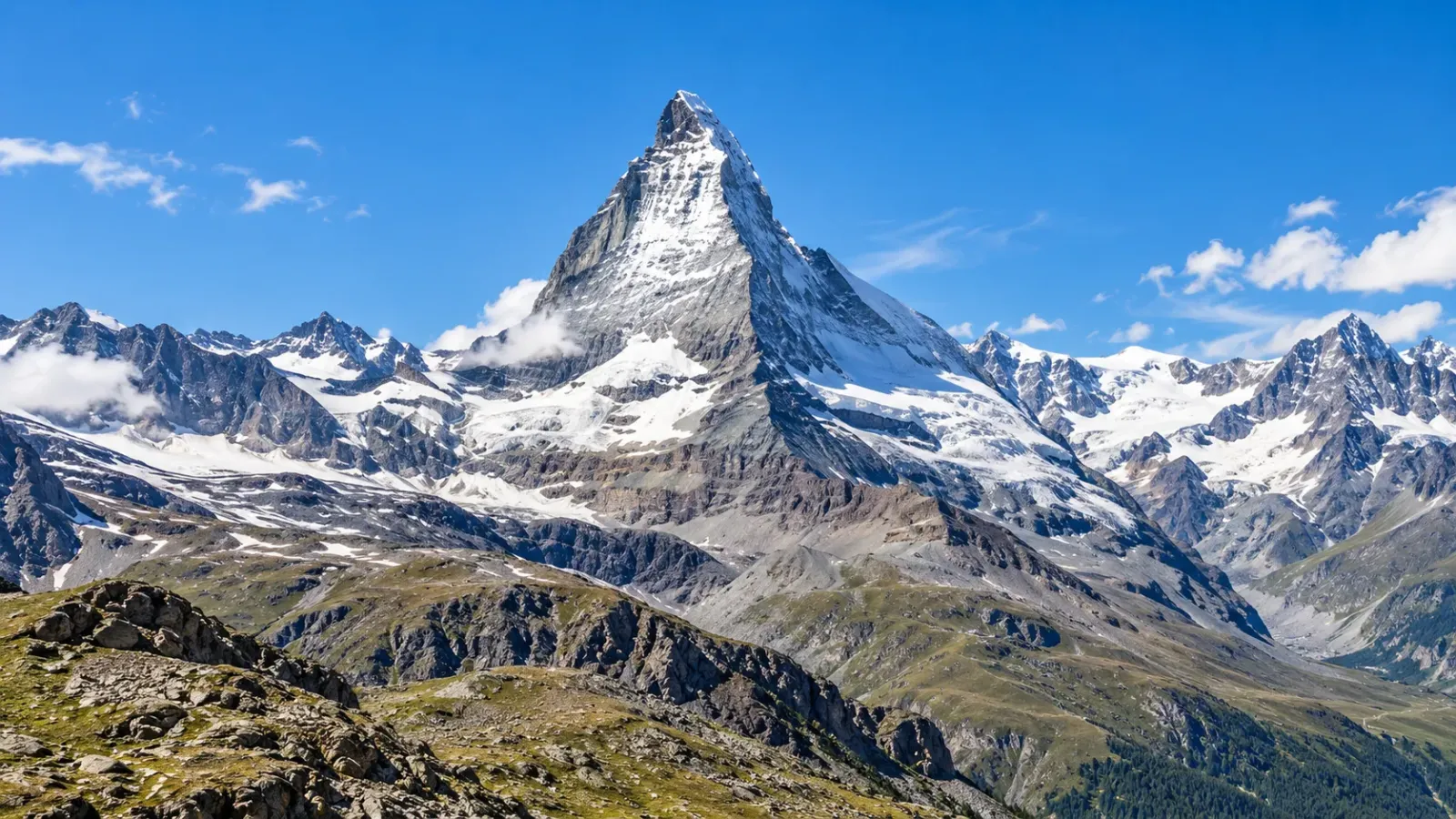 Đỉnh Matterhorn hình kim tự tháp nổi bật giữa dãy núi Alps tại Thụy Sĩ