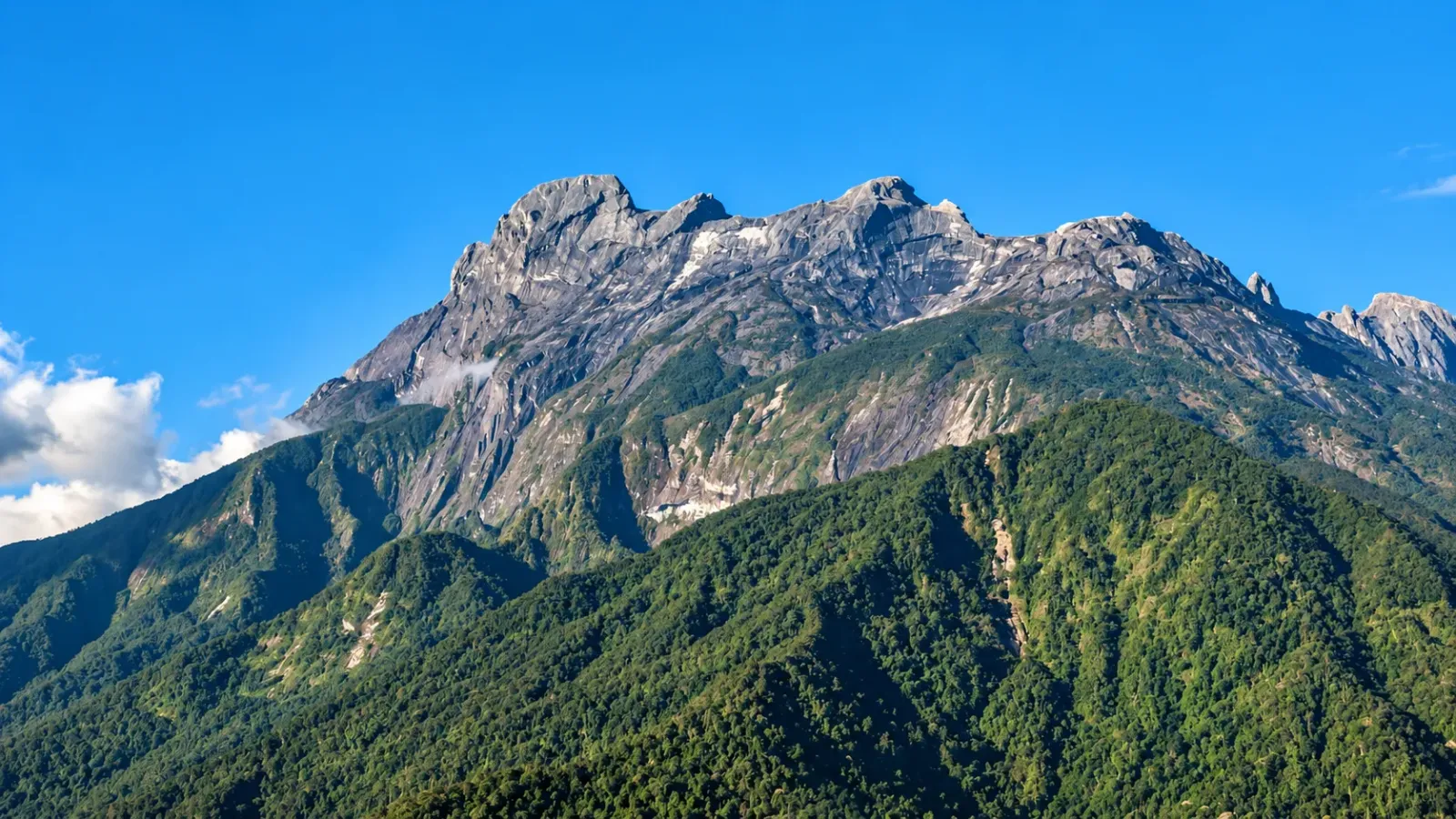 Đỉnh núi Kinabalu nổi bật trên cảnh quan núi rừng tại bang Sabah Malaysia