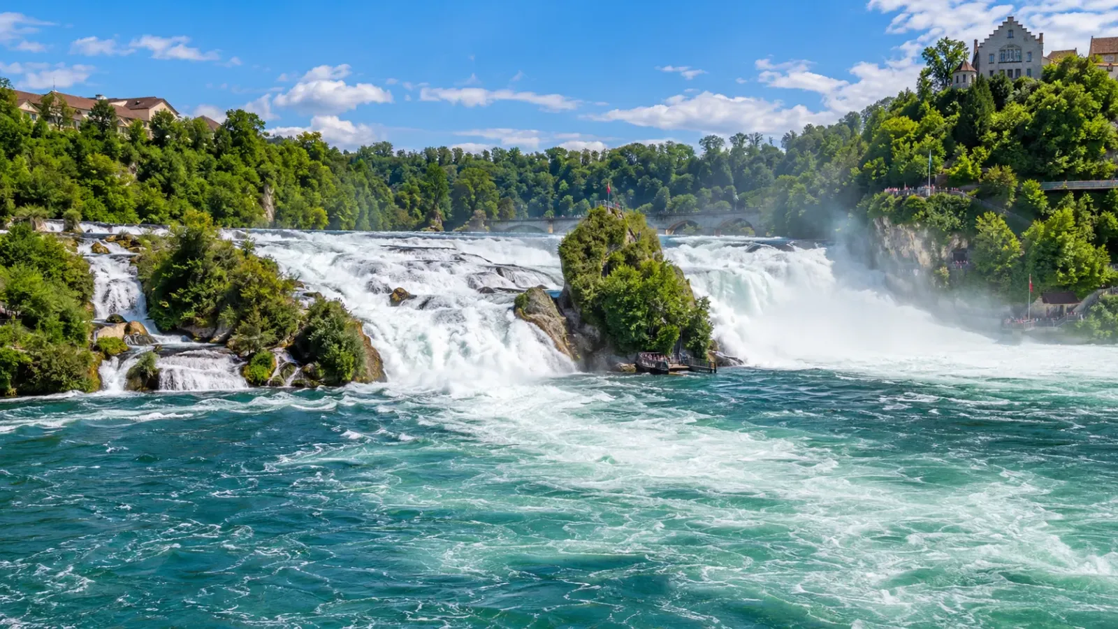 Dòng nước đổ qua thác Rhine rộng lớn gần Schaffhausen tại Thụy Sĩ