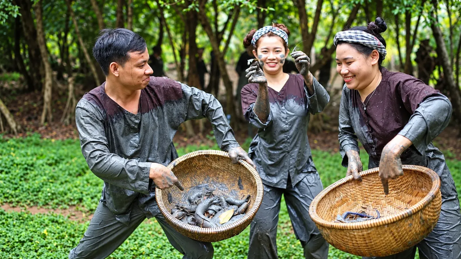 Du khách tham gia hoạt động trải nghiệm dân gian tại khu du lịch sinh thái Chín Sông