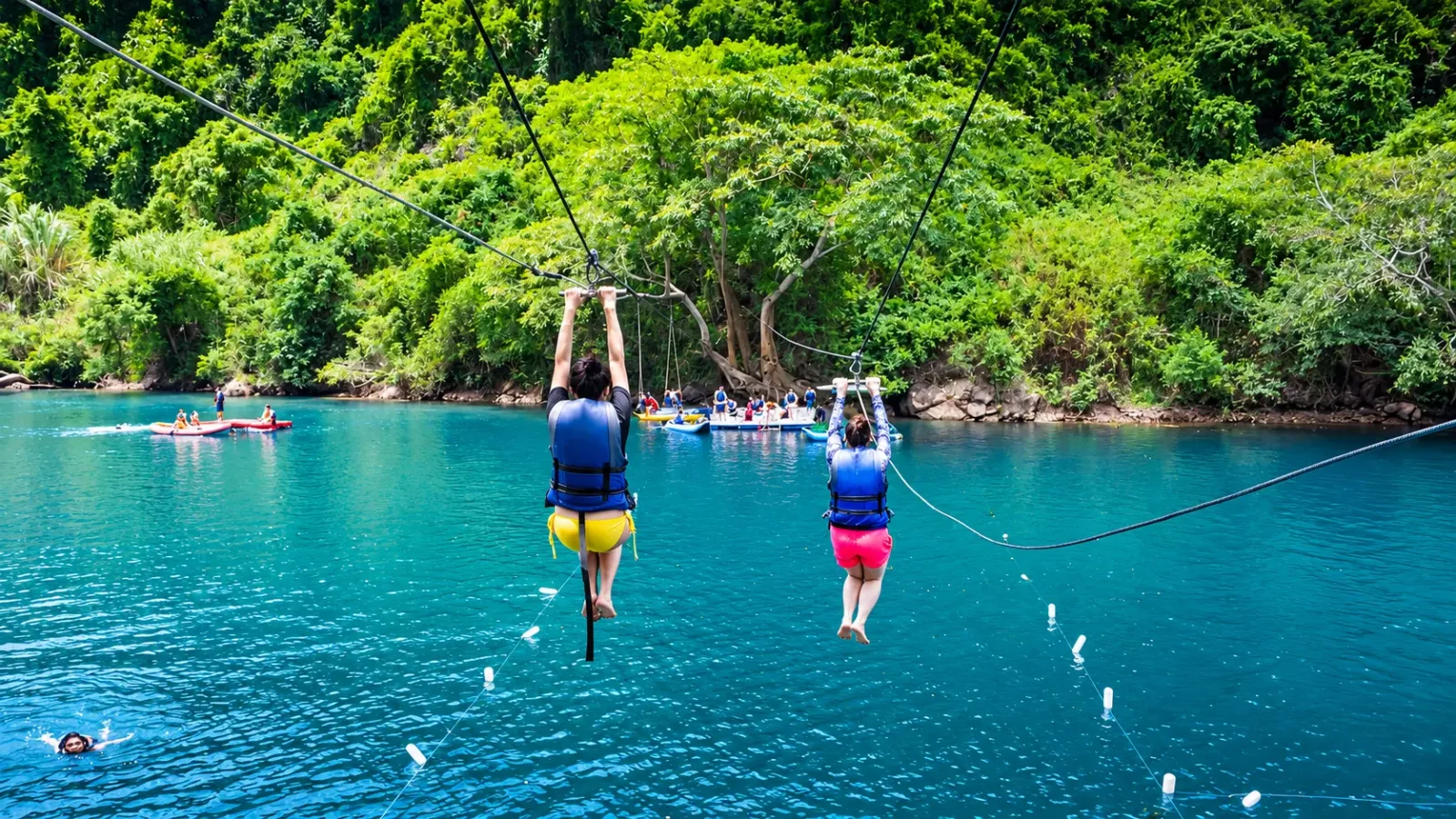 Du khách tham gia zipline băng qua sông Chày tại khu du lịch Hang Tối