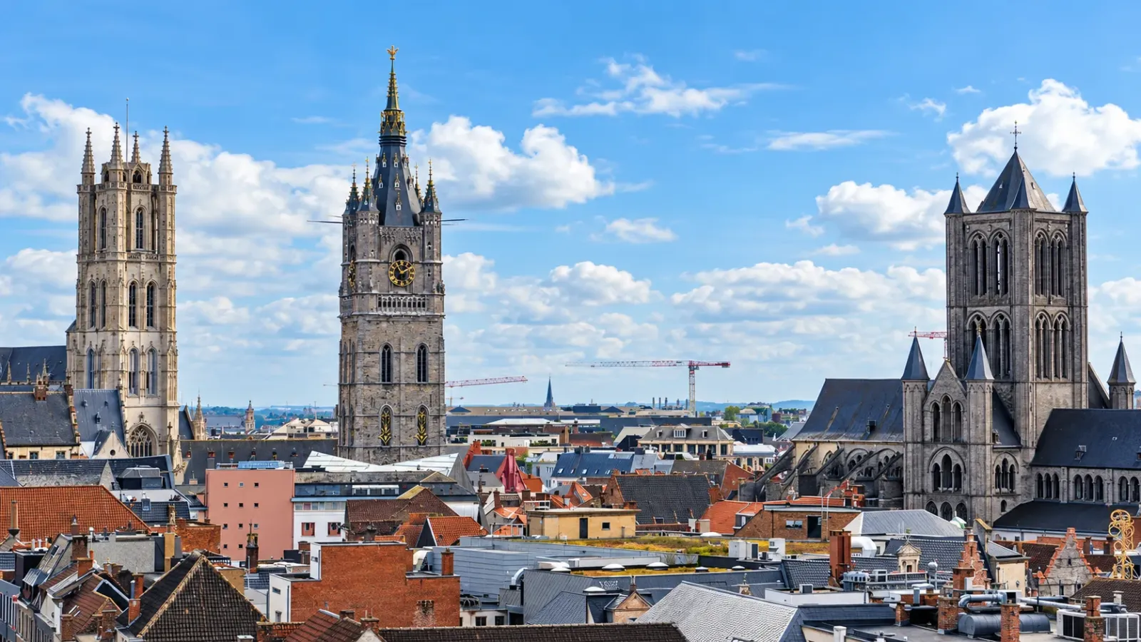 Góc nhìn ba tháp lịch sử của Ghent từ cầu St Michael's Bridge
