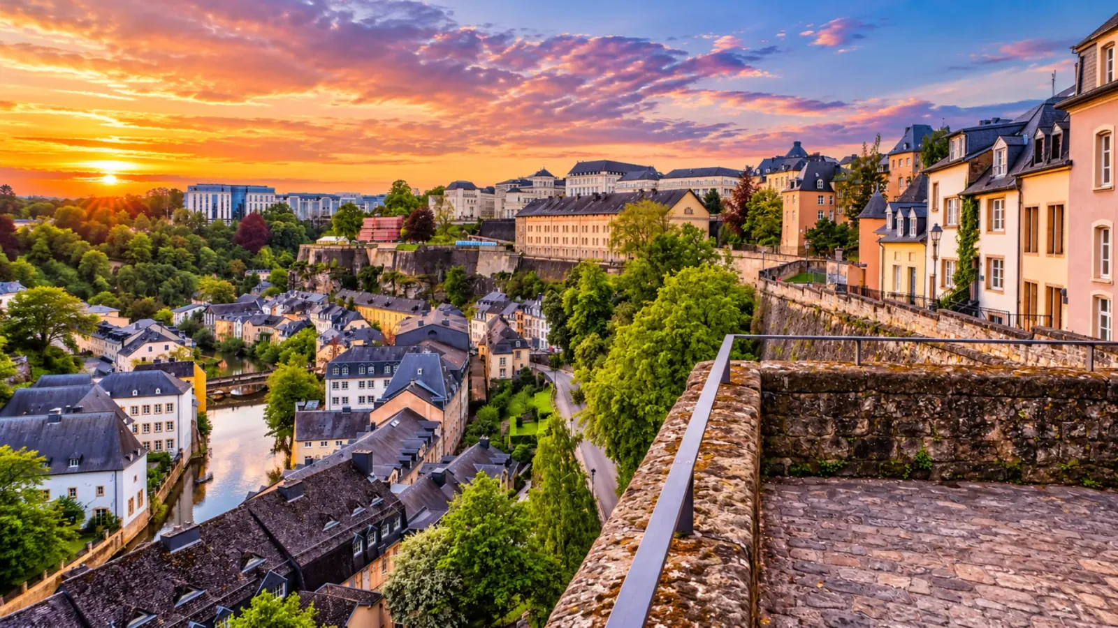 Góc nhìn từ Chemin de la Corniche xuống khu phố Grund và thung lũng Alzette tại Luxembourg City