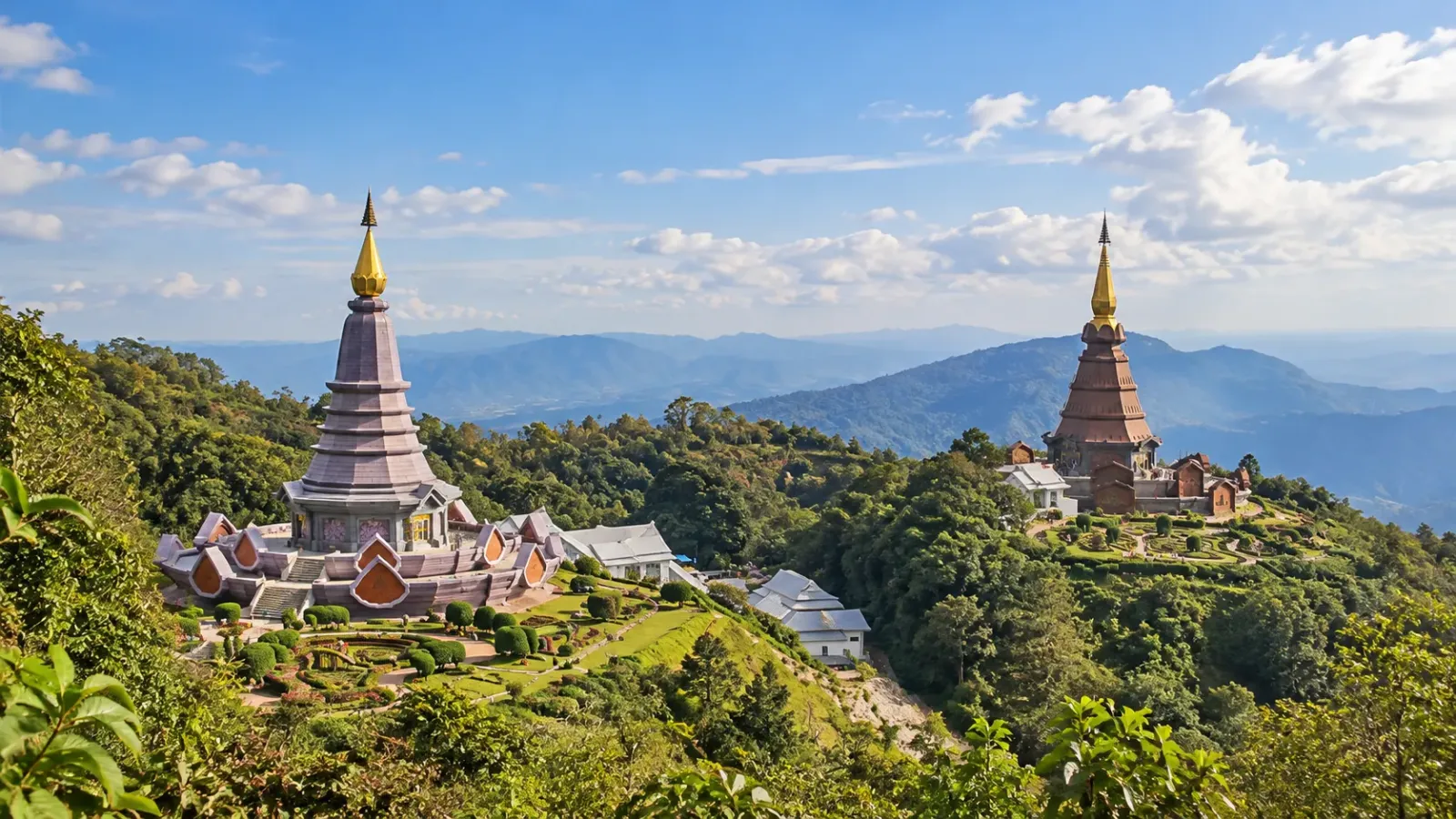 Hai bảo tháp Hoàng gia và khu vườn trên núi Doi Inthanon tại Chiang Mai Thái Lan