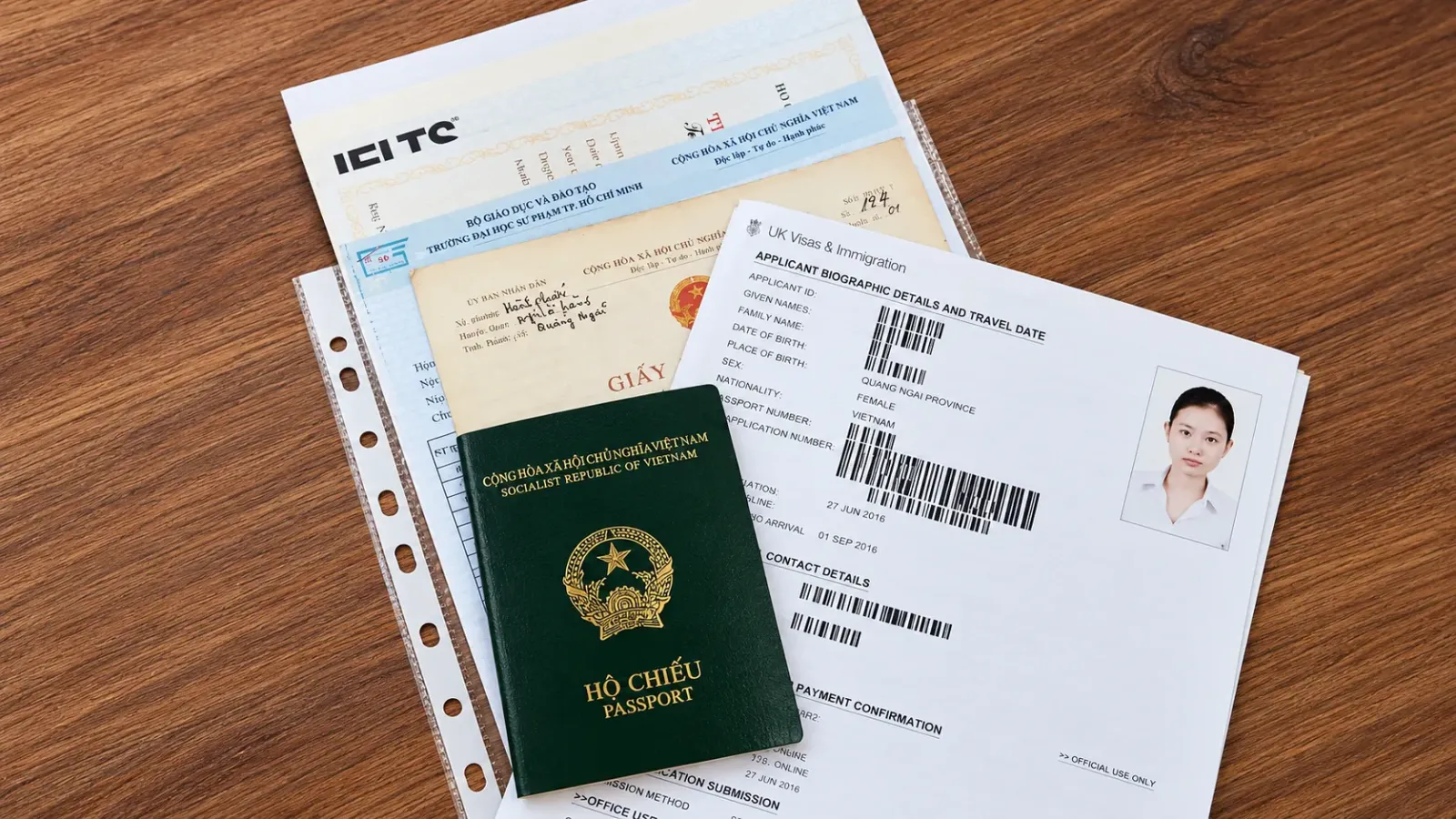 Hộ chiếu, ảnh chân dung và hồ sơ giấy tờ được sắp xếp để chuẩn bị xin visa du lịch