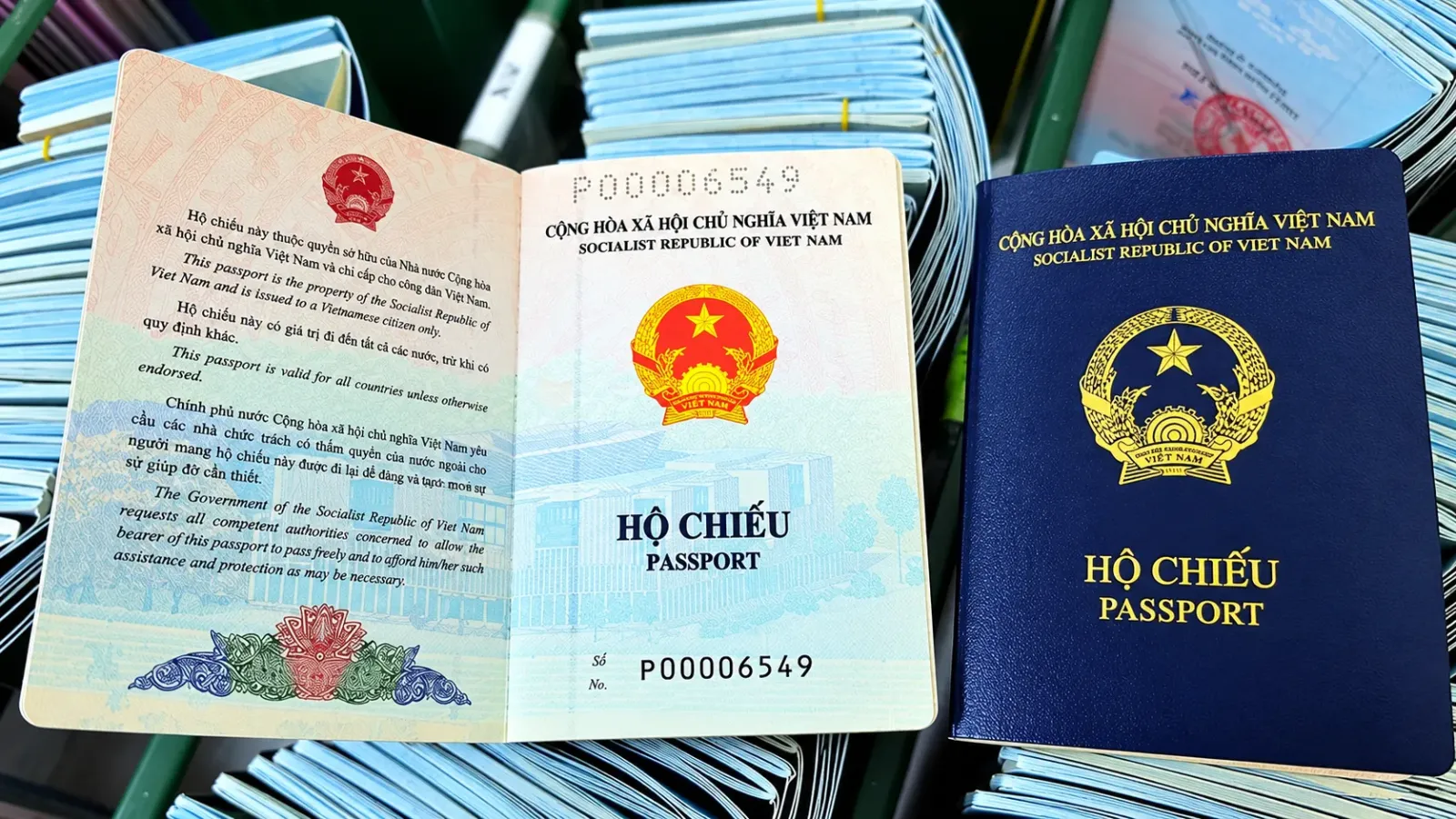Hộ chiếu Việt Nam cùng giấy tờ và vật dụng chuẩn bị cho chuyến du lịch Đài Loan