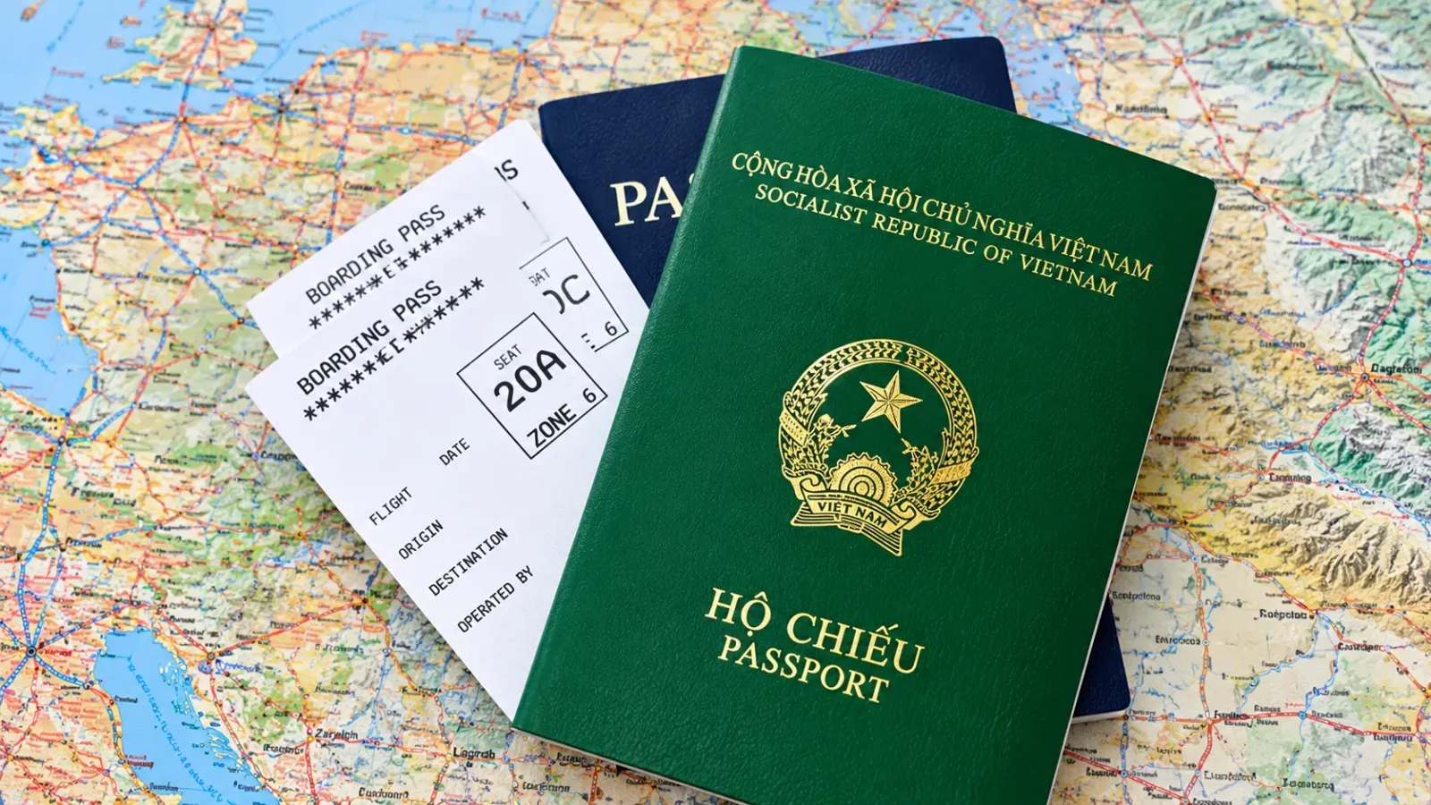 Hộ chiếu Việt Nam đặt cạnh giấy tờ chuẩn bị cho chuyến du lịch châu Âu