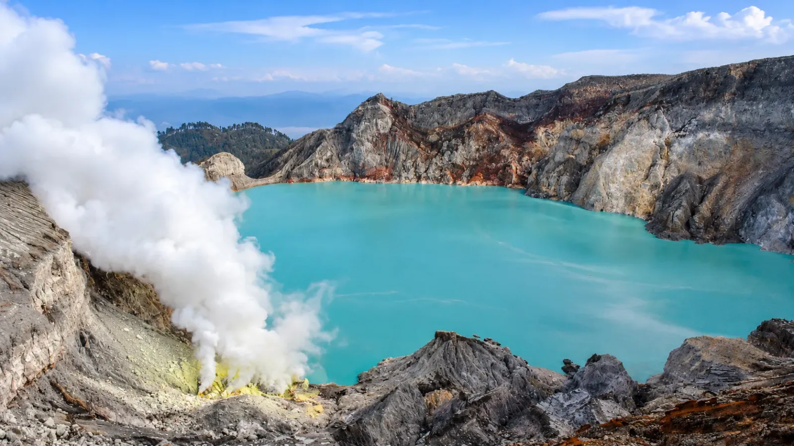 Hồ nước màu xanh trong miệng núi lửa Kawah Ijen tại Đông Java Indonesia