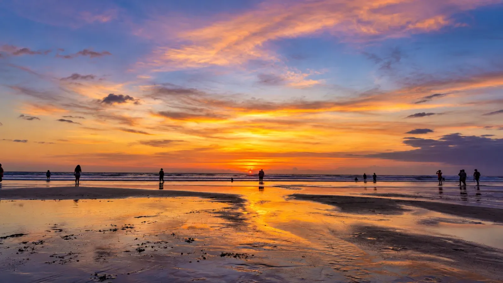 Hoàng hôn trên bãi biển Seminyak Bali với không gian nghỉ dưỡng ven bờ