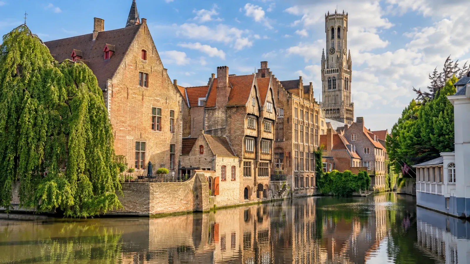 Kênh đào Rozenhoedkaai tại Bruges với những ngôi nhà cổ và tháp Belfry phía xa.