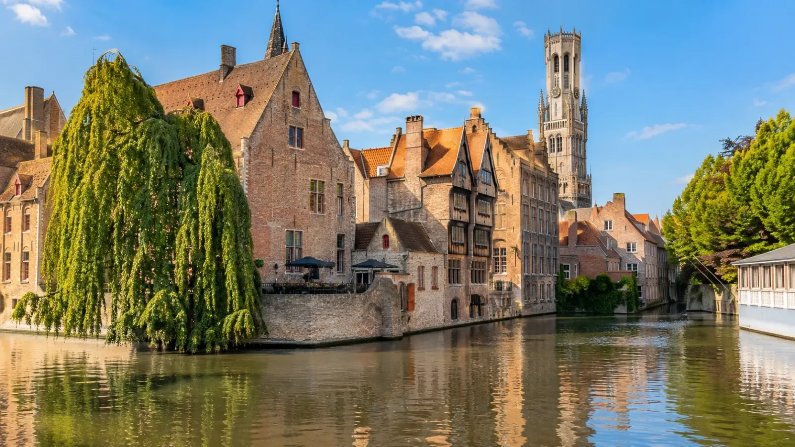 Kênh đào Rozenhoedkaai tại Bruges với những ngôi nhà cổ và tháp Belfry phía xa.