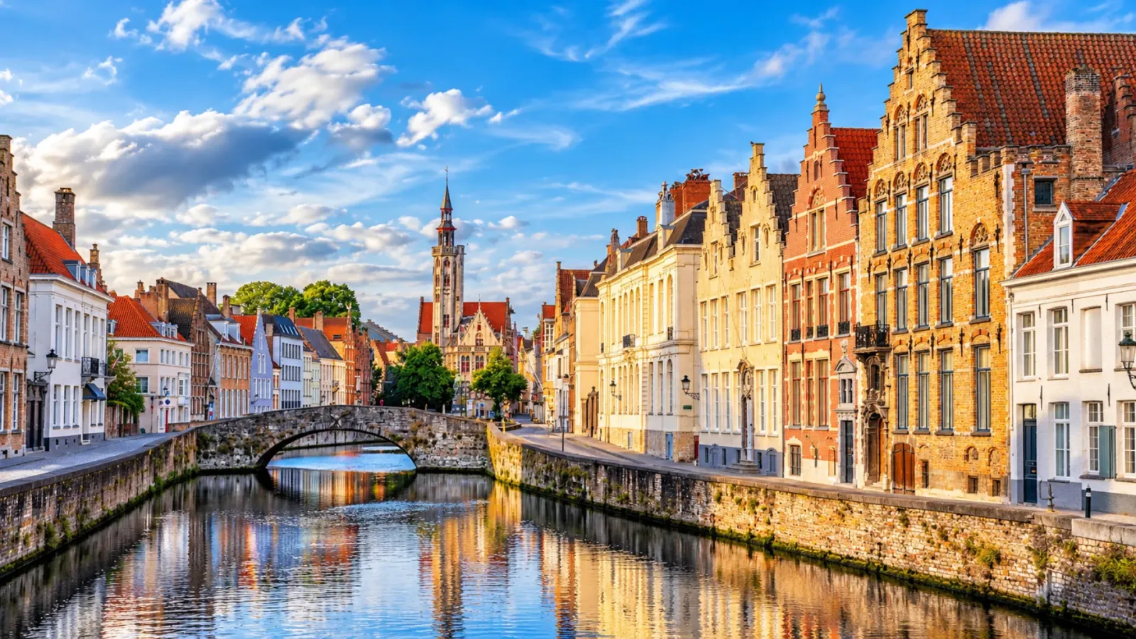Kênh đào tại Bruges với những công trình cổ nằm dọc hai bên bờ
