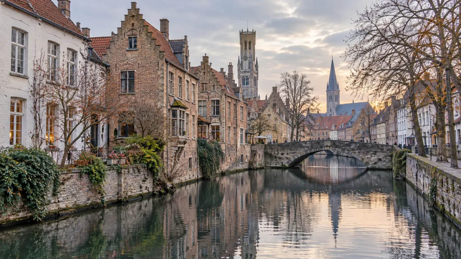 Kênh đào tại Bruges với những dãy nhà cổ nằm sát mặt nước, cây cầu đá và khung cảnh phố cổ trong mùa lạnh.