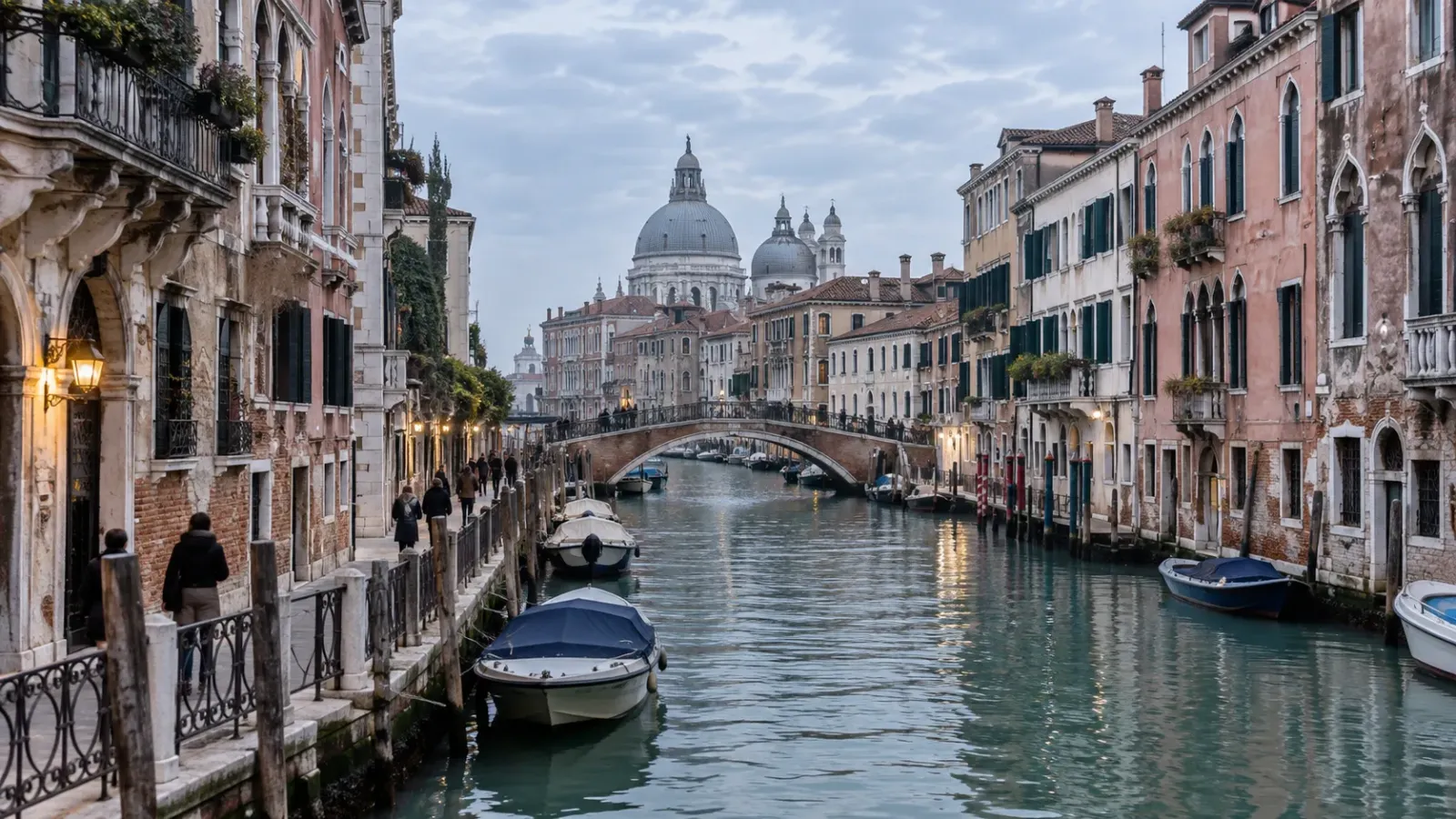 Kênh đào Venice với những tòa nhà cổ trong khung cảnh mùa đông tại Ý