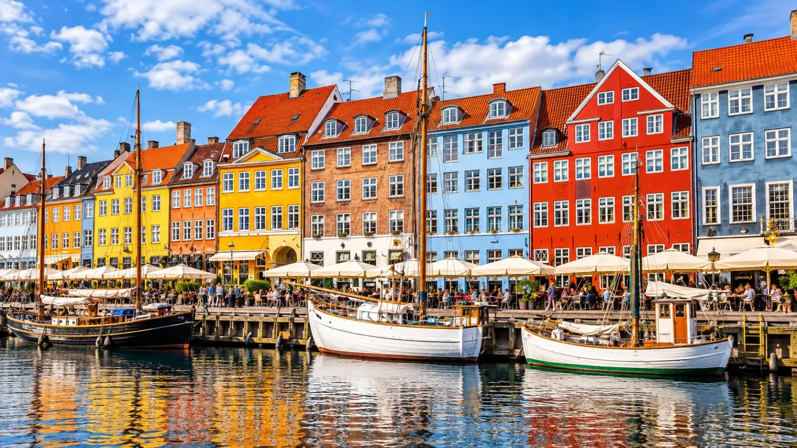 Kênh đào với những ngôi nhà nhiều màu sắc và thuyền neo đậu tại Nyhavn Copenhagen