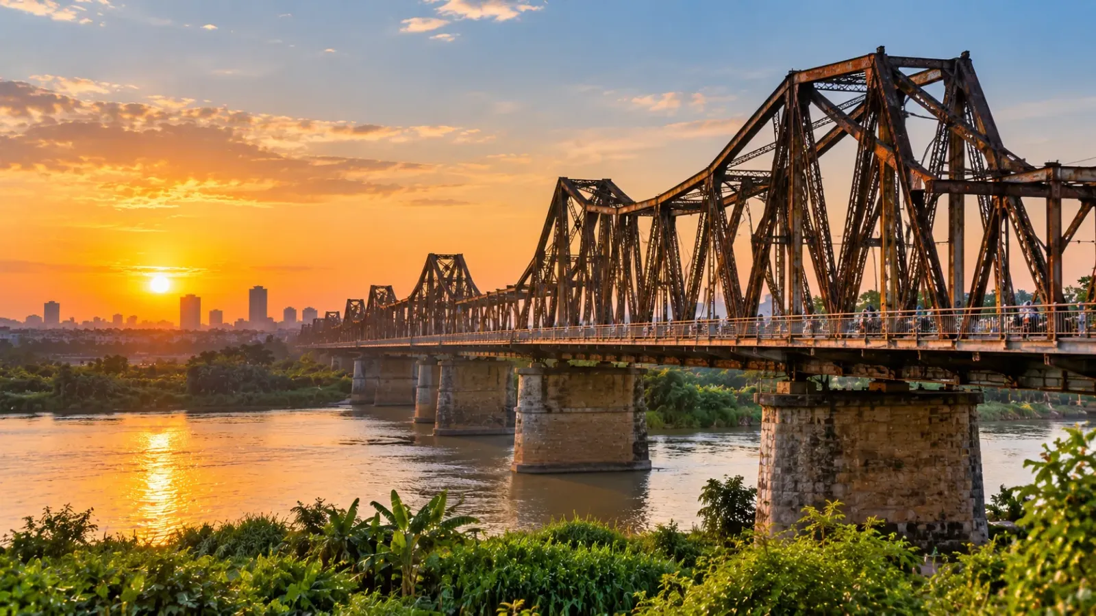 Kết cấu cầu Long Biên bắc qua sông Hồng tại Hà Nội.