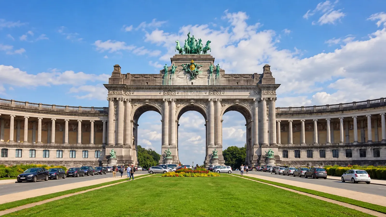 Khải hoàn môn Cinquantenaire tại Brussels với ba vòm cổng và tượng điêu khắc phía trên