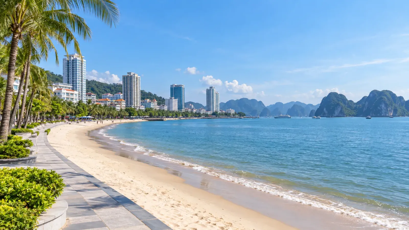 Không gian bãi biển và khu vực ven bờ tại Bãi Cháy Hạ Long