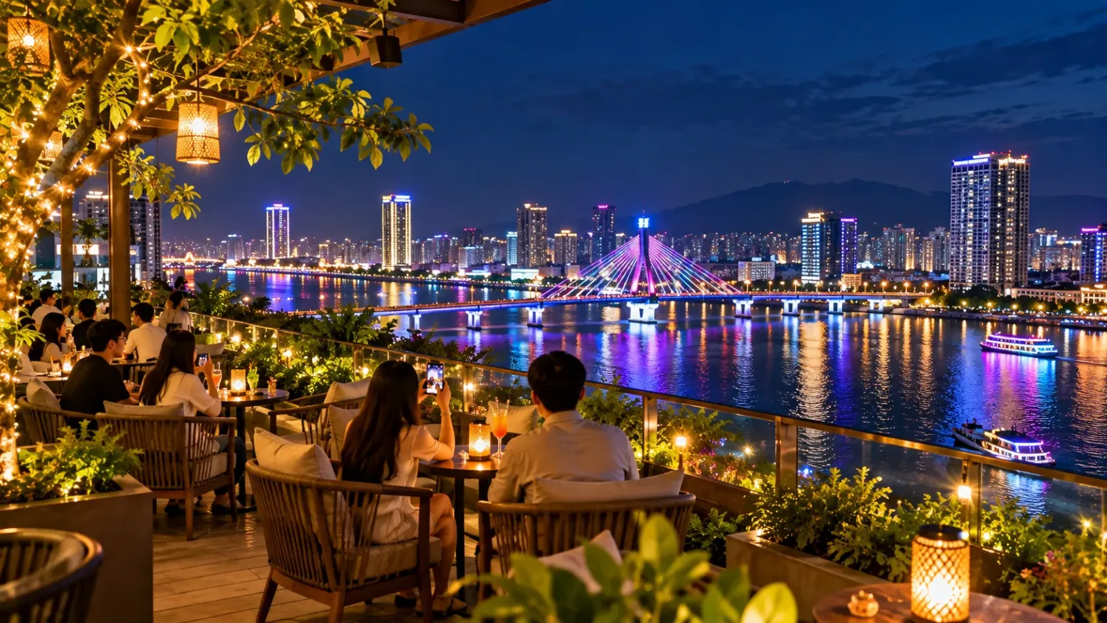 Không gian bàn ngồi tại quán cà phê trên cao hướng về khu vực sông Hàn Đà Nẵng lúc lên đèn