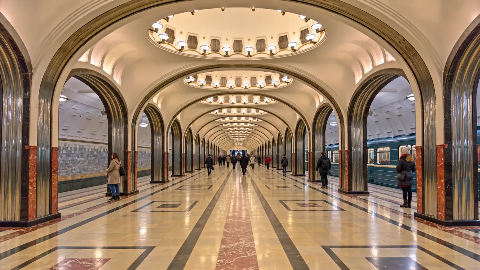Không gian ga Mayakovskaya trong Metro Moscow với các hàng cột và tranh khảm nghệ thuật trên trần