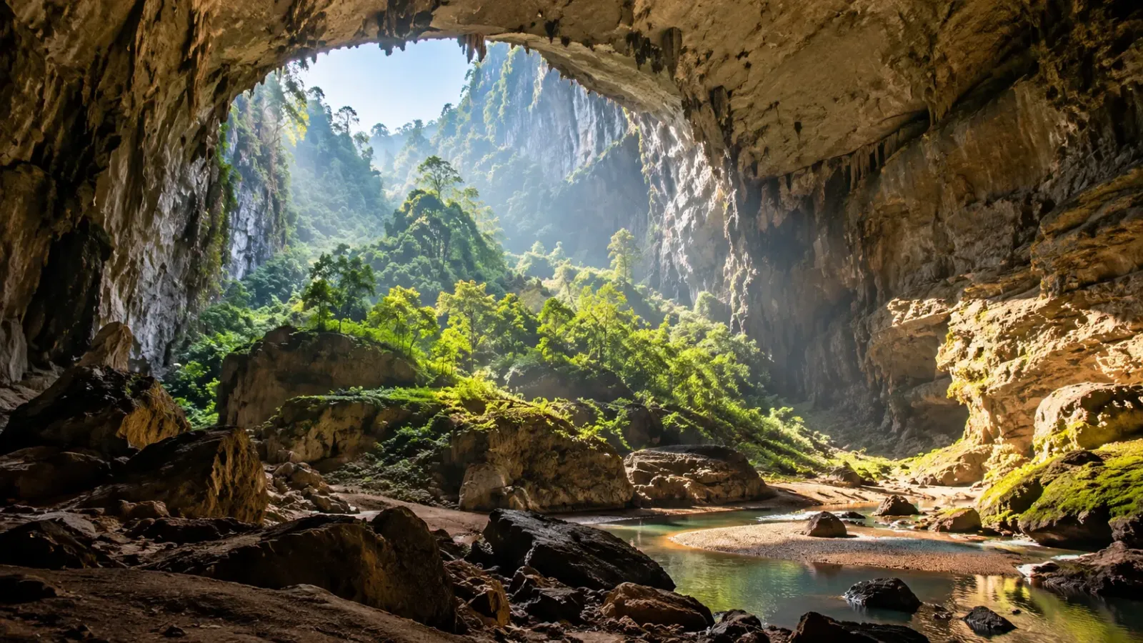 Không gian hang Sơn Đoòng với cảnh quan hang động kỳ vĩ.