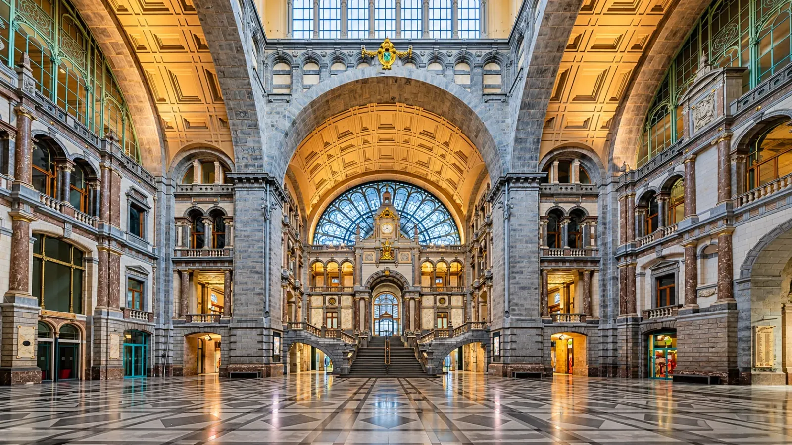 Không gian kiến trúc mái vòm và sảnh lớn bên trong ga Antwerpen-Centraal