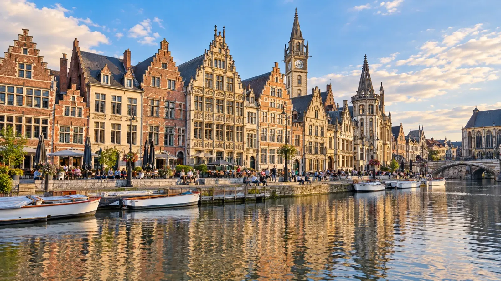 Khu bến cảng lịch sử Graslei và Korenlei ở Ghent với những dãy nhà cổ nằm dọc sông Leie.