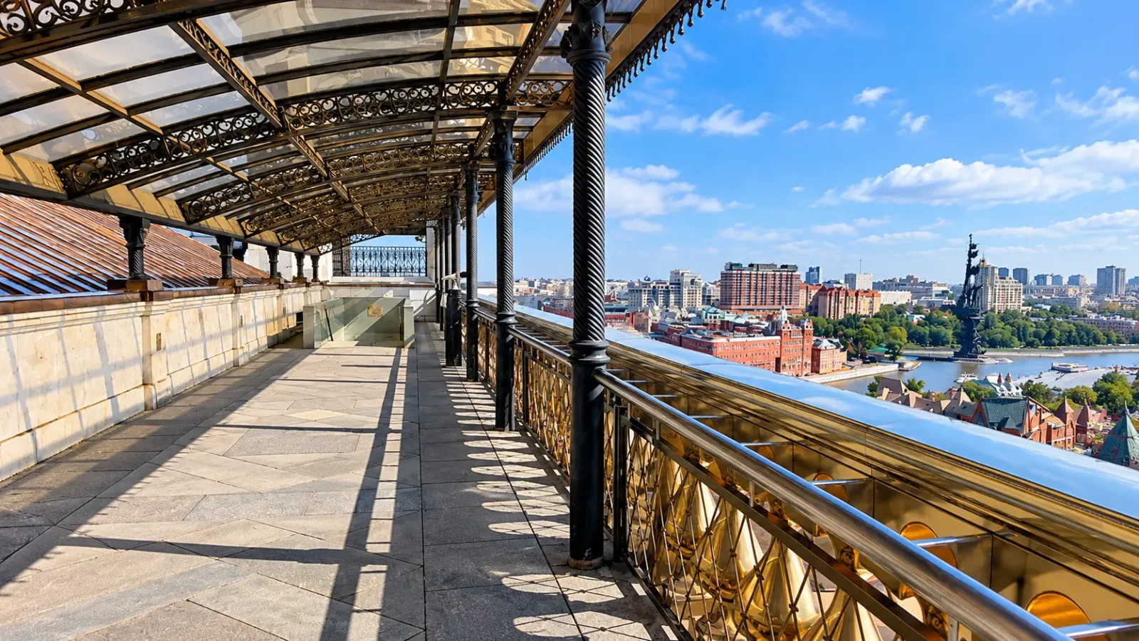 Khu đài vọng cảnh có mái che tại Nhà thờ Chúa Cứu Thế nhìn ra thành phố Moscow