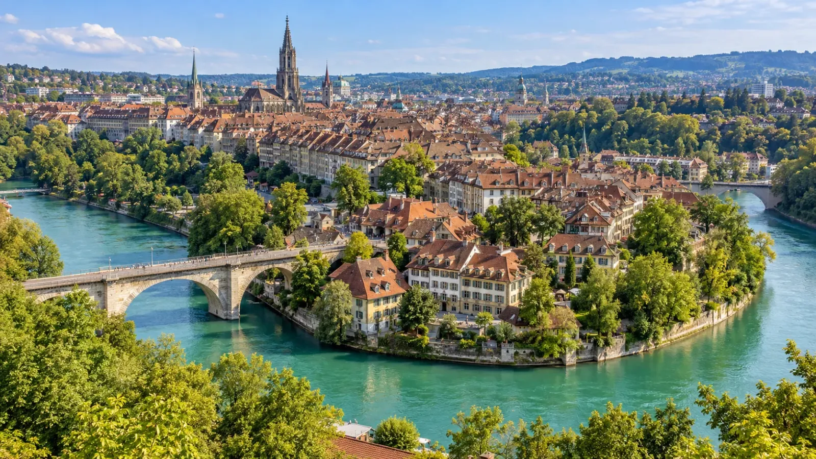 Khu nhà mái ngói đỏ, cây cầu đá bắc qua sông Aare và cảnh quan thành phố Bern nhìn từ trên cao.
