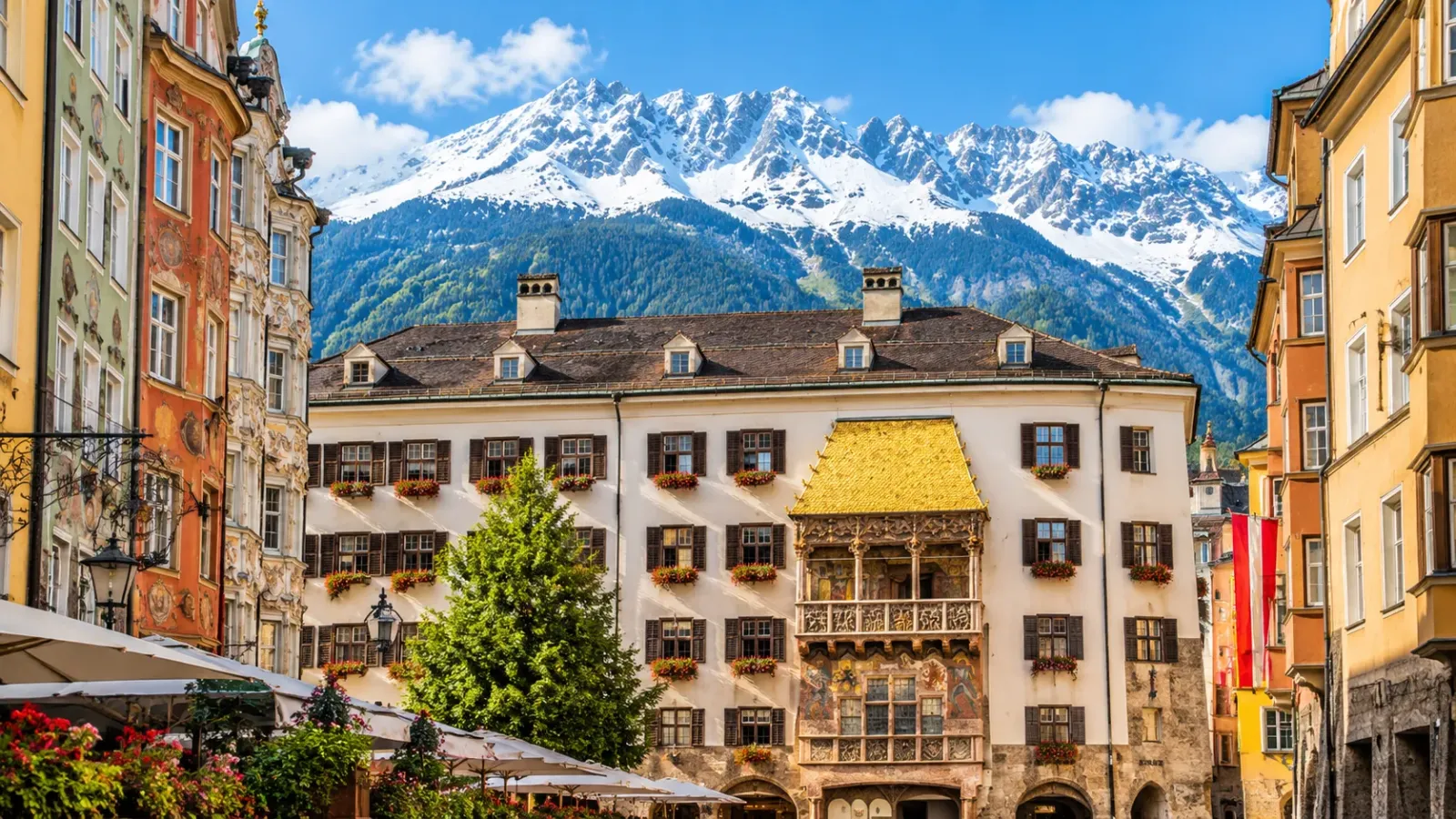 Khu phố cổ Innsbruck với công trình Golden Roof và khung cảnh núi Alps phía sau.