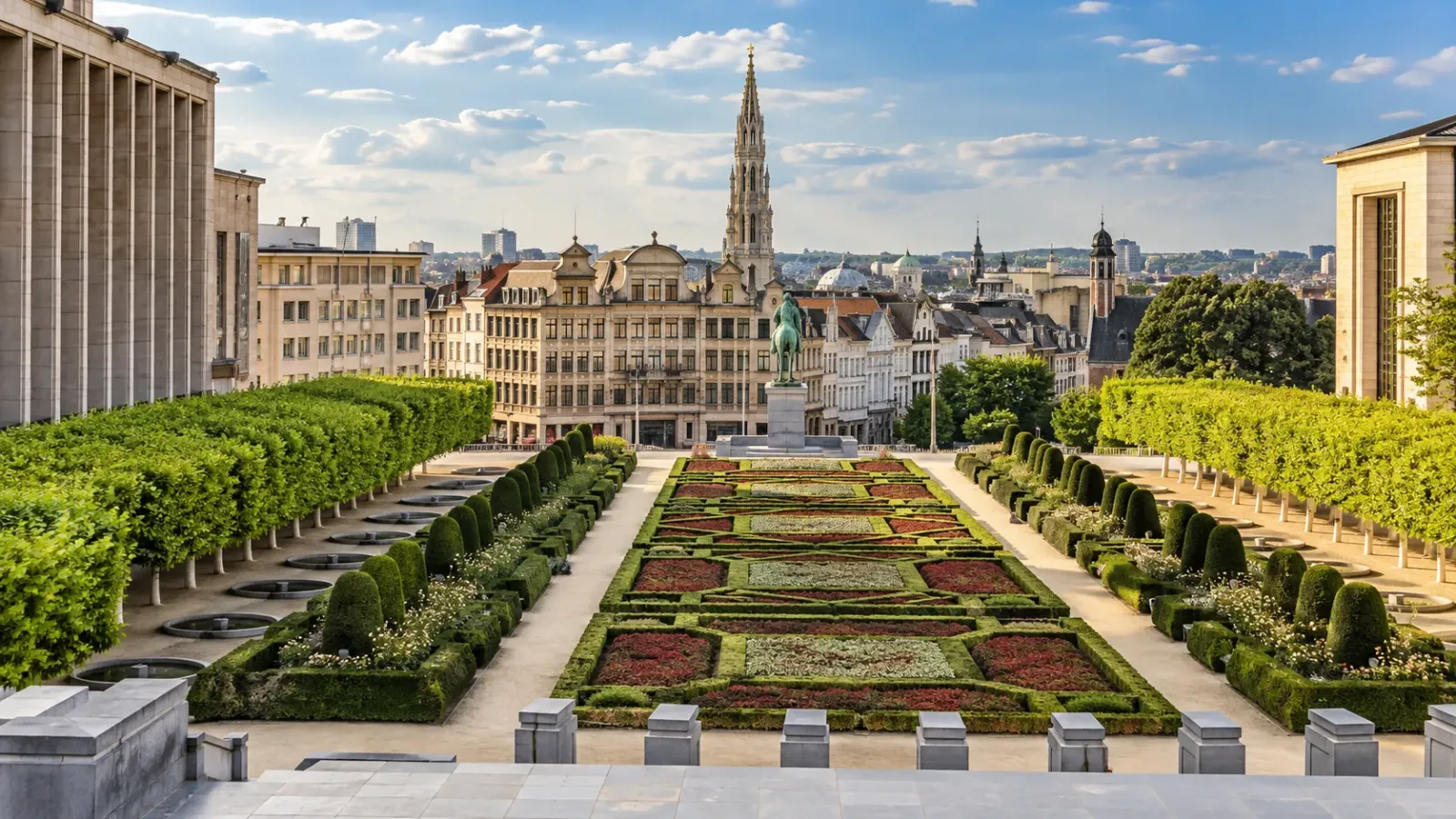 Khu vườn Mont des Arts với bố cục hình học và đường chân trời trung tâm Brussels.