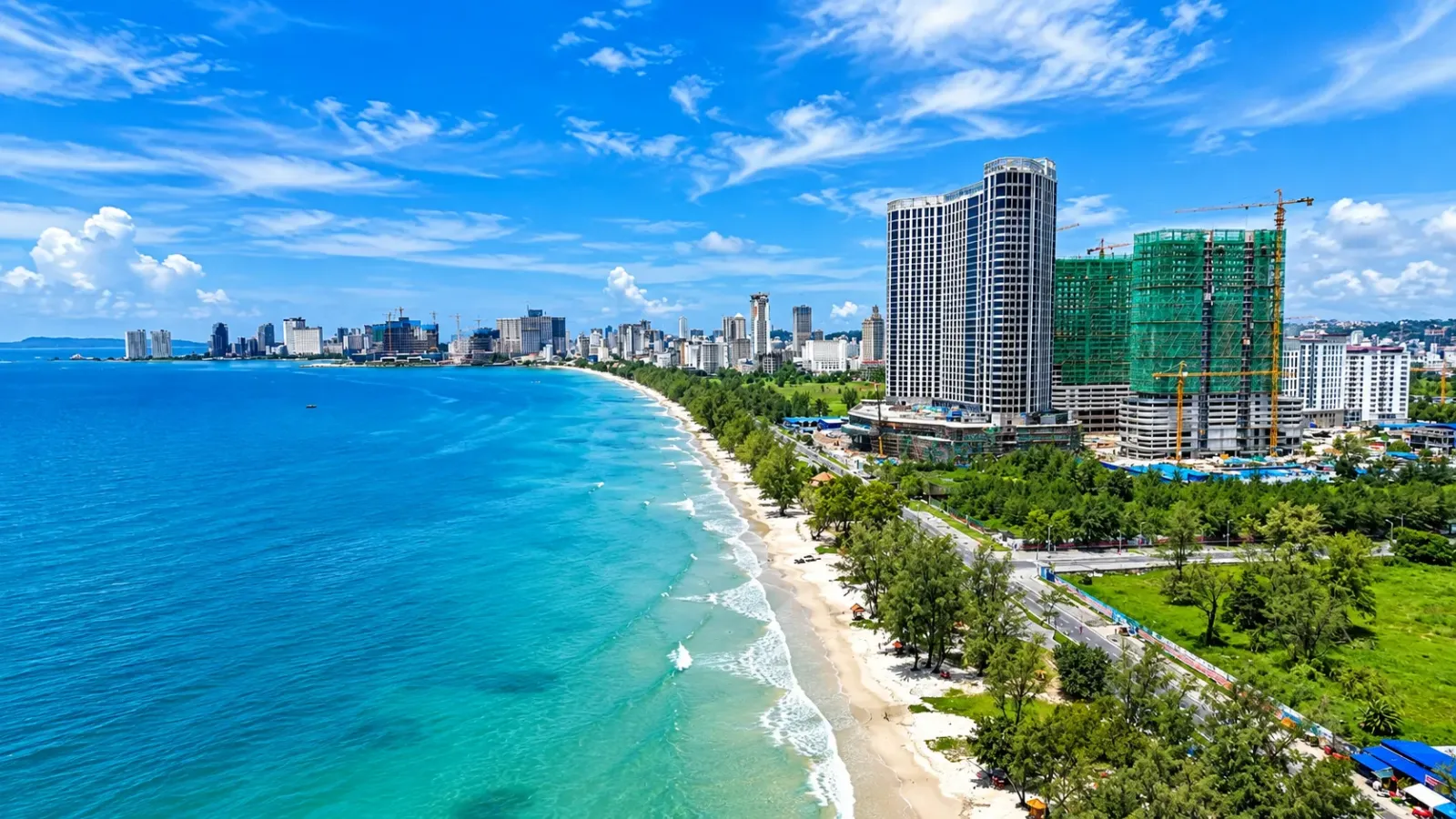 Khung cảnh bãi biển Ochheuteal gần khu vực đô thị Sihanoukville