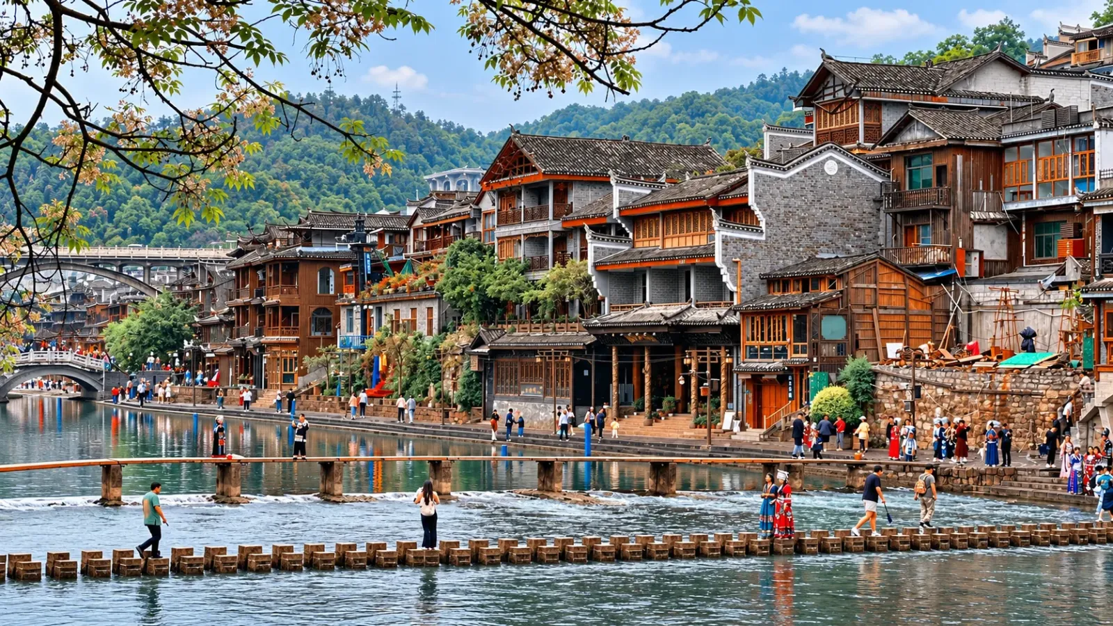 Khung cảnh Phượng Hoàng Cổ Trấn bên dòng Đà Giang tại Hồ Nam.