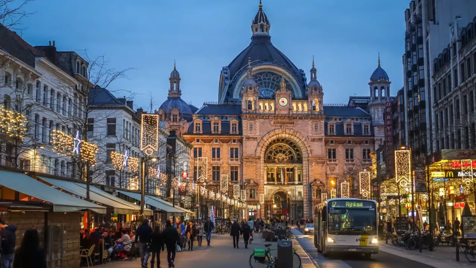 Khung cảnh thành phố Antwerp tại Bỉ với công trình kiến trúc đô thị