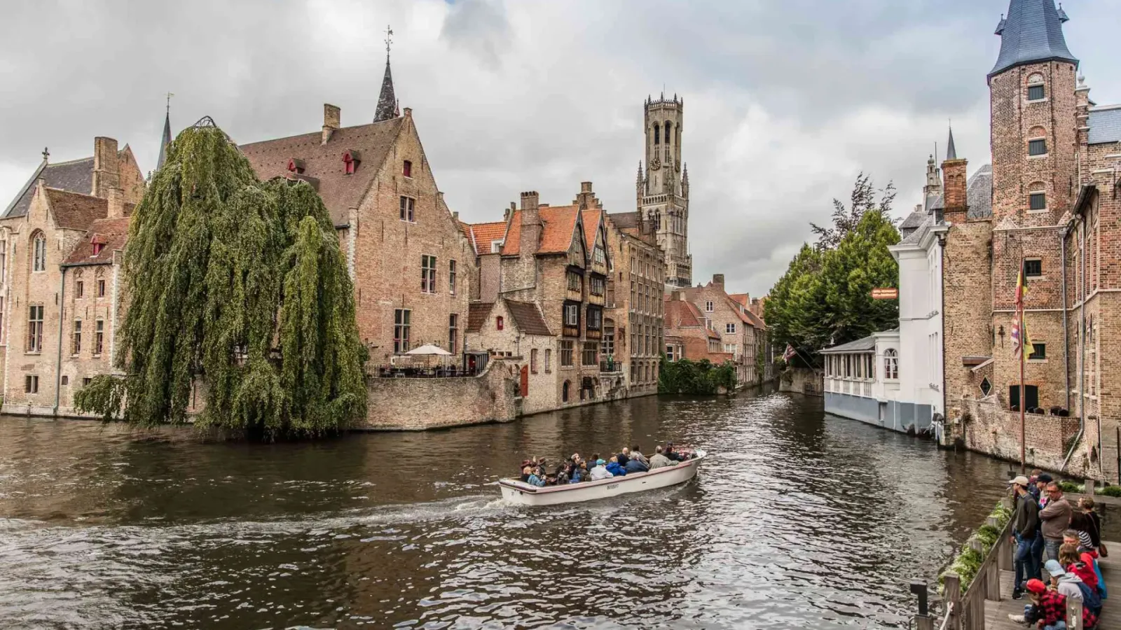 Khung cảnh thành phố cổ Bruges của Bỉ với kiến trúc lịch sử