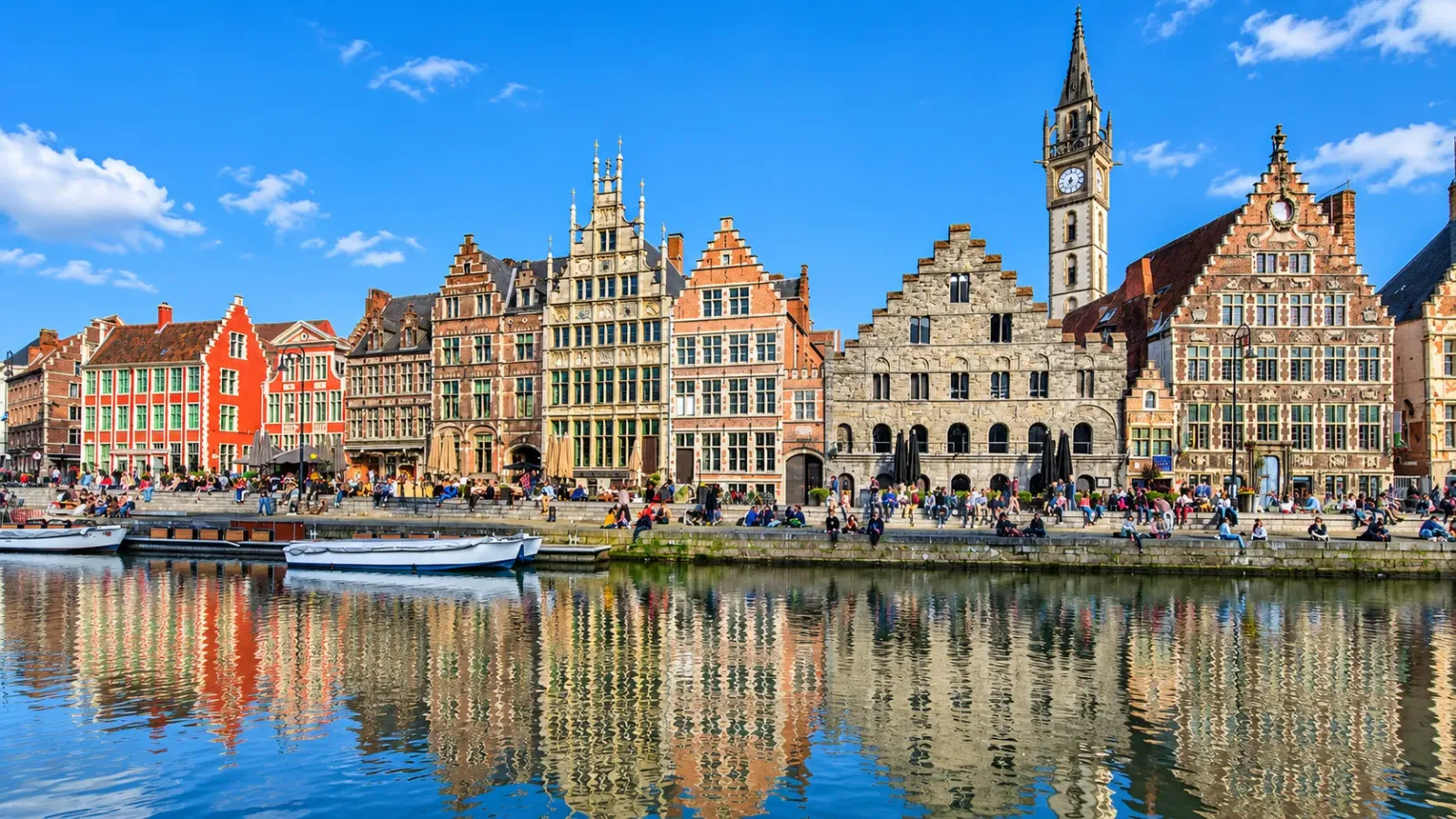 Khung cảnh thành phố Ghent với cầu đá, kênh nước và những công trình lịch sử