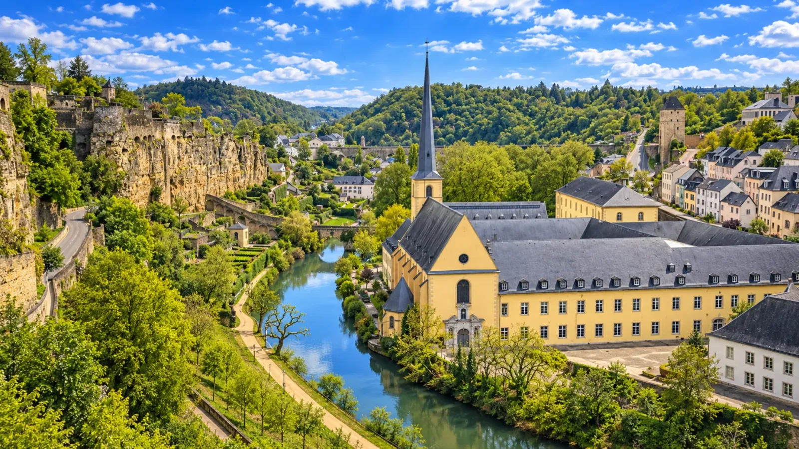 Khung cảnh thiên nhiên và đô thị Luxembourg nhìn từ xa