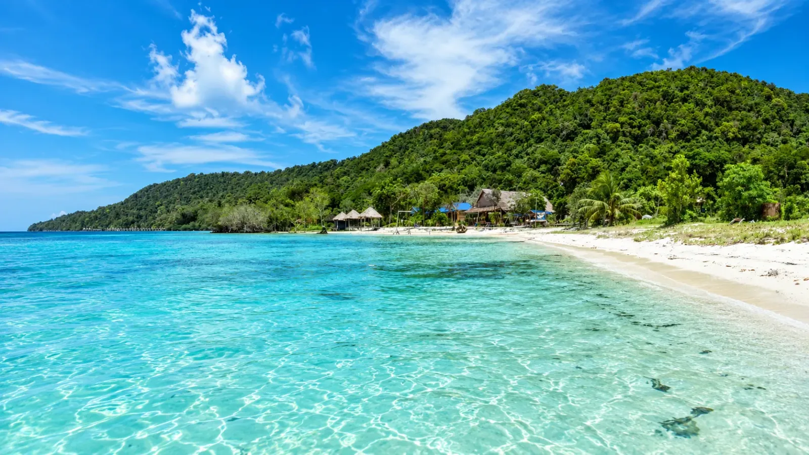 Khung cảnh vịnh biển và bãi cát trên đảo Koh Rong Samloem Campuchia