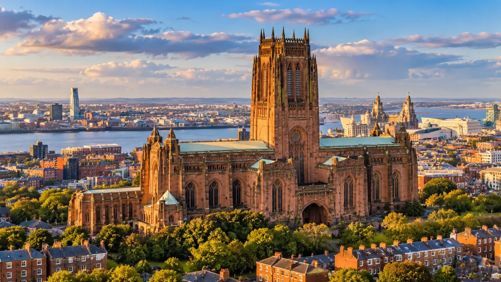 Kiến trúc Gothic Revival đồ sộ của Liverpool Cathedral tại thành phố Liverpool