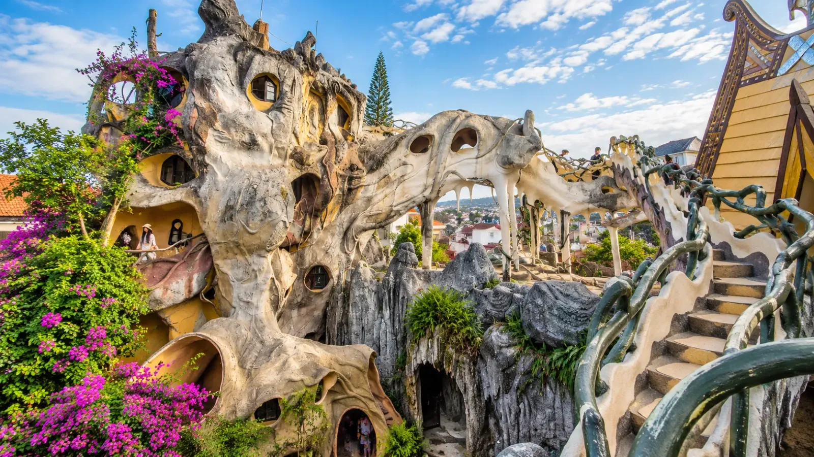 Kiến trúc hình thân cây và lối đi uốn lượn tại Crazy House Đà Lạt