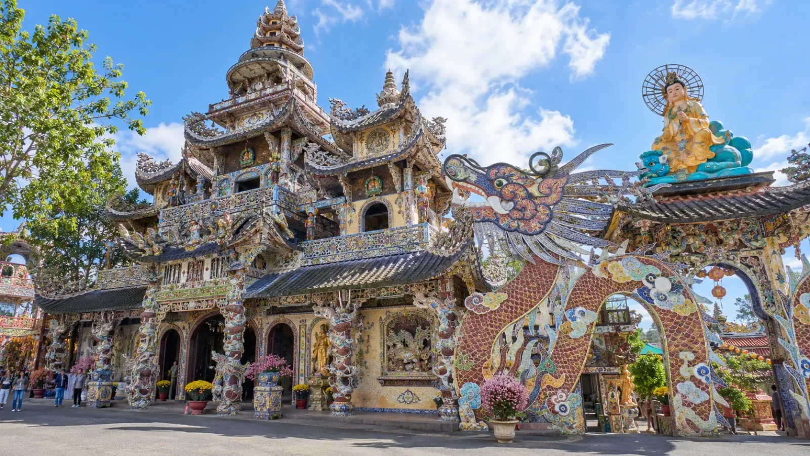 Kiến trúc khảm sành sứ tại Chùa Linh Phước còn gọi là Chùa Ve Chai ở Trại Mát Đà Lạt