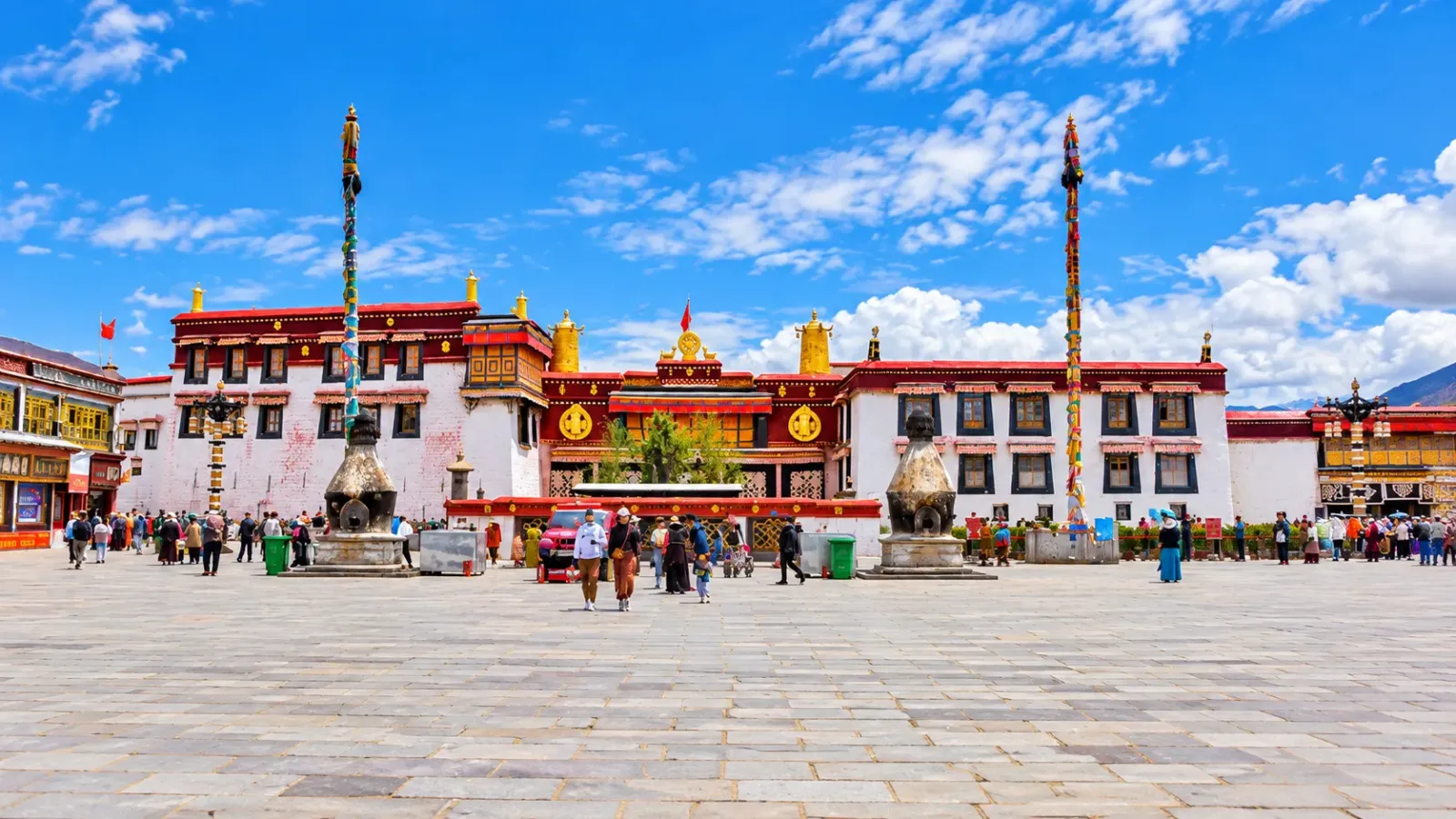 Kiến trúc mặt tiền chùa Jokhang tại khu phố cổ Lhasa Tây Tạng