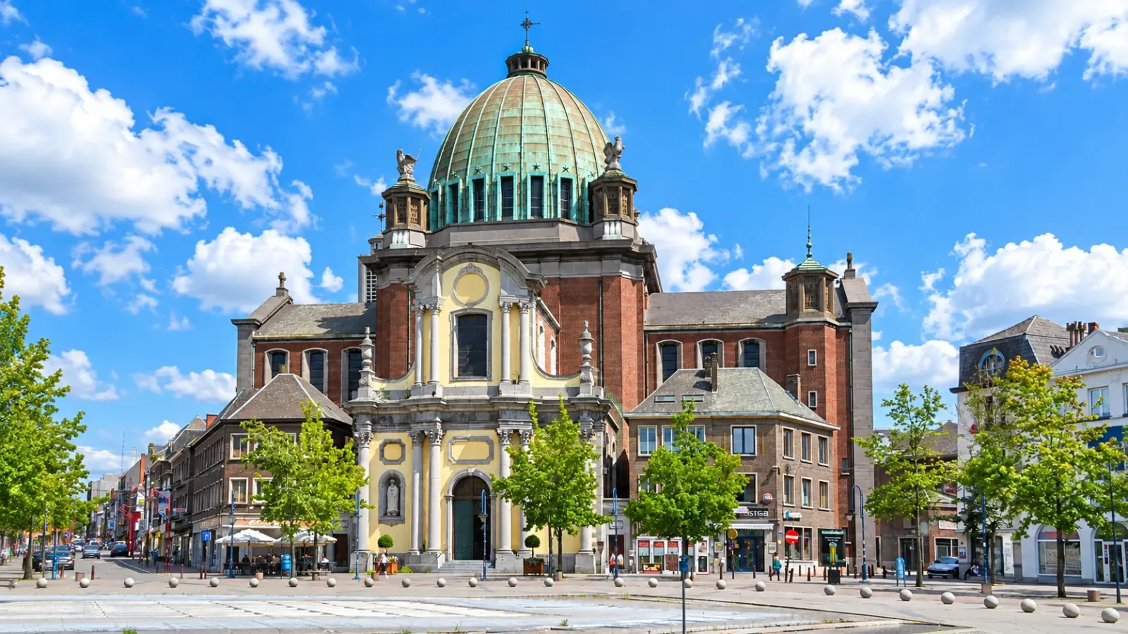 Kiến trúc nhà thờ Basilique Saint-Christophe tại trung tâm thành phố Charleroi Bỉ