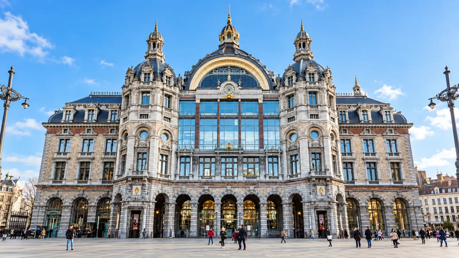 Kiến trúc sảnh và mái vòm tại ga trung tâm Antwerp-Centraal ở Bỉ