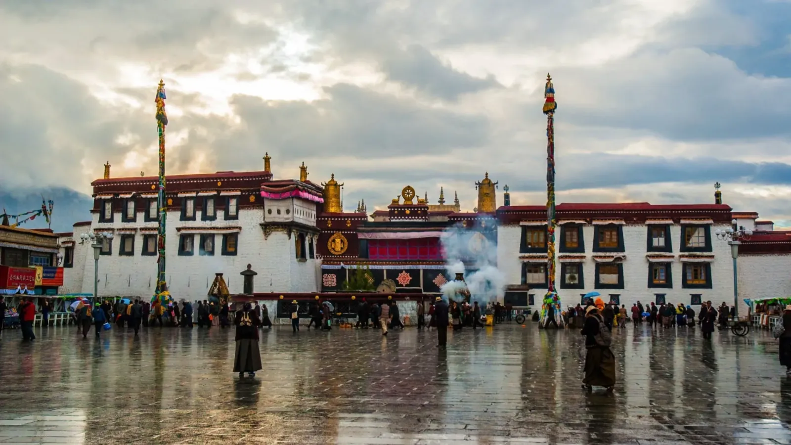 Kiến trúc truyền thống của đền Jokhang tại trung tâm thành phố Lhasa